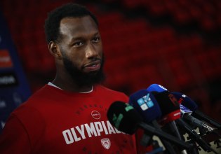 Χολ για τη μεταγραφή του Τζόουνς: «Είναι καλό για όλους μας ότι ήρθε στον Ολυμπιακό»