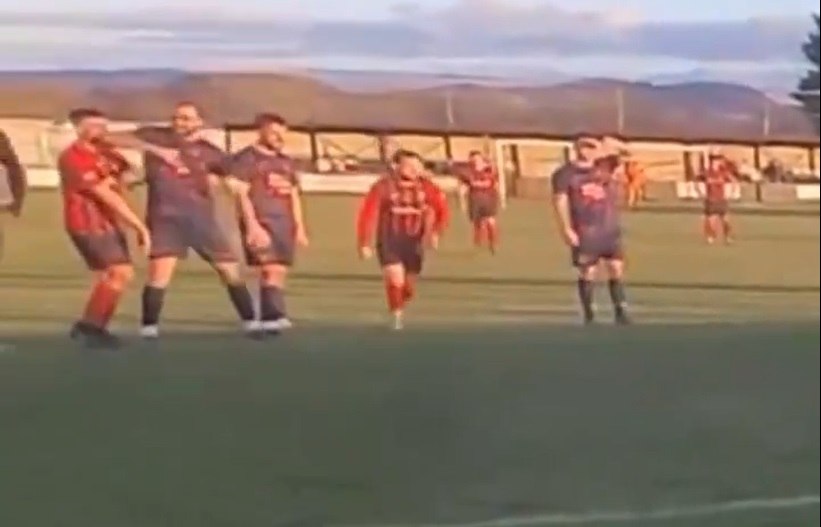 Ποδοσφαιριστής έριξε… νοκ-άουτ αντίπαλο με αγκωνιά! Συνελήφθη και αποδεσμεύθηκε από την ομάδα του