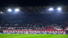 «Εκρηκτική» η ατμόσφαιρα στο κατάμεστο Καραϊσκάκη – Το εντυπωσιακό κορεό των οπαδών του Ολυμπιακού (vid+pics)