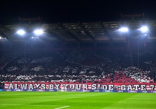 «Εκρηκτική» η ατμόσφαιρα στο κατάμεστο Καραϊσκάκη – Το εντυπωσιακό κορεό των οπαδών του Ολυμπιακού (vid+pics)