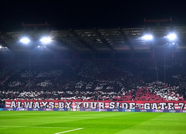 «Εκρηκτική» η ατμόσφαιρα στο κατάμεστο Καραϊσκάκη – Το εντυπωσιακό κορεό των οπαδών του Ολυμπιακού (vid+pics)