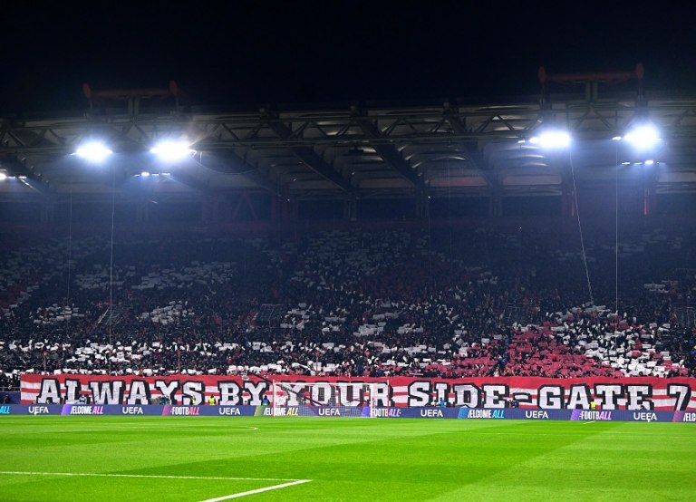 «Εκρηκτική» η ατμόσφαιρα στο κατάμεστο Καραϊσκάκη – Το εντυπωσιακό κορεό των οπαδών του Ολυμπιακού (vid+pics)