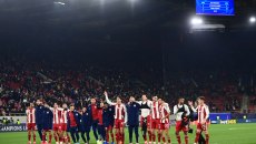 «Πάρτι» στο Καραϊσκάκη για τη σπουδαία νίκη του Ολυμπιακού – Αποθεώθηκαν οι Ερυθρόλευκοι (vid)