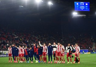 «Πάρτι» στο Καραϊσκάκη για τη σπουδαία νίκη του Ολυμπιακού – Αποθεώθηκαν οι Ερυθρόλευκοι (vid)