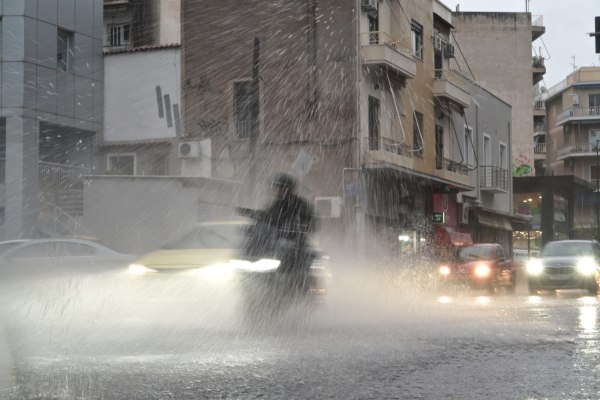 Πλήττει την Αττική η κακοκαιρία – Πού υπάρχουν προβλήματα