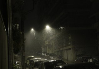 «Άνοιξαν» οι ουρανοί στην Αττική – Ισχυρή βροχόπτωση χτυπά την Αθήνα
