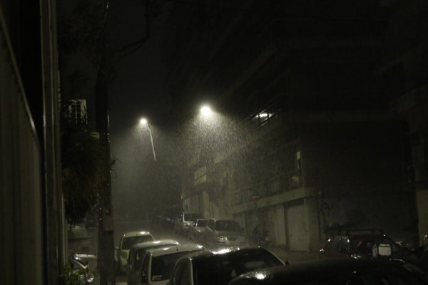 «Άνοιξαν» οι ουρανοί στην Αττική – Ισχυρή βροχόπτωση χτυπά την Αθήνα