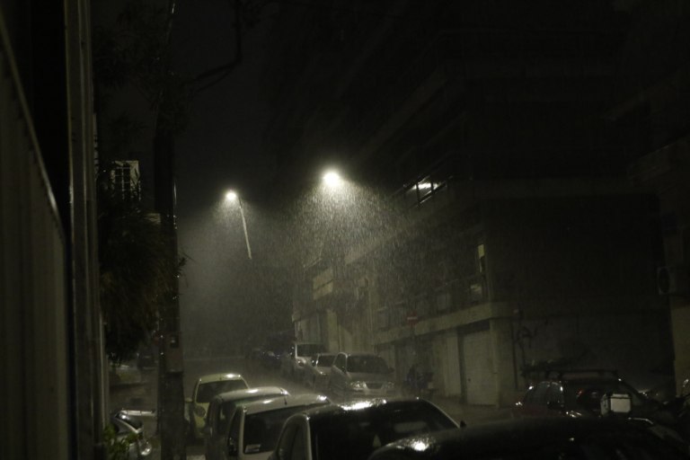 «Άνοιξαν» οι ουρανοί στην Αττική – Ισχυρή βροχόπτωση χτυπά την Αθήνα