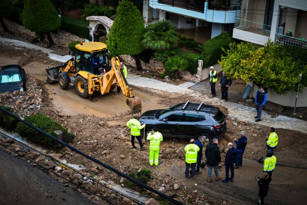 Άνω Γλυφάδα: Παγίδες θανάτου μέσα στον αστικό ιστό – Το νερό θυμάται τη διαδρομή του
