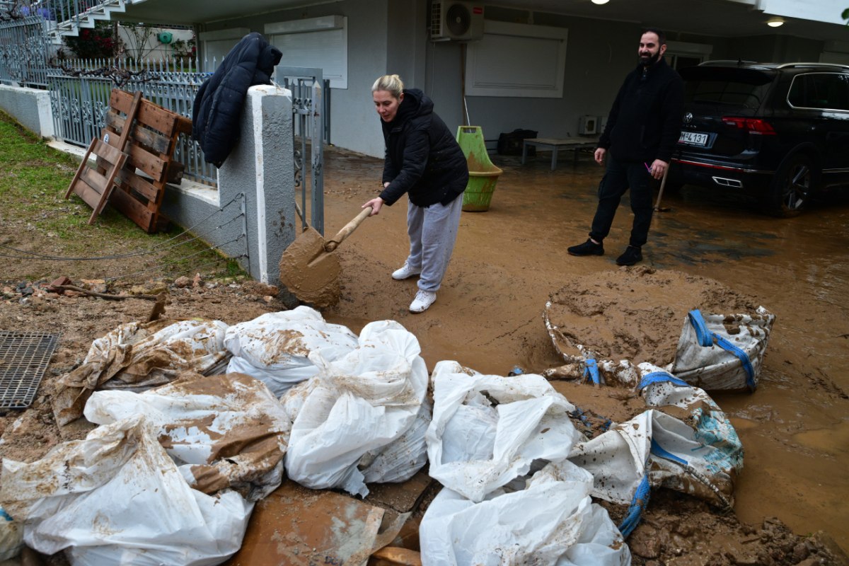 Φόβοι για νέο κύμα κακοκαιρίας από το βράδυ της Πέμπτης – Τα Νότια Προάστια μετρούν τις πληγές τους μετά την καταστροφή