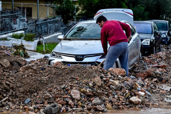 Άνω Γλυφάδα: Δύο ημέρες μετά τον κατακλυσμό και οι καθαρισμοί συνεχίζονται