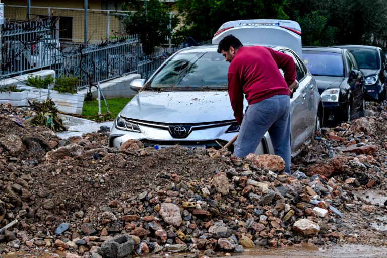 Άνω Γλυφάδα: Δύο ημέρες μετά τον κατακλυσμό και οι καθαρισμοί συνεχίζονται