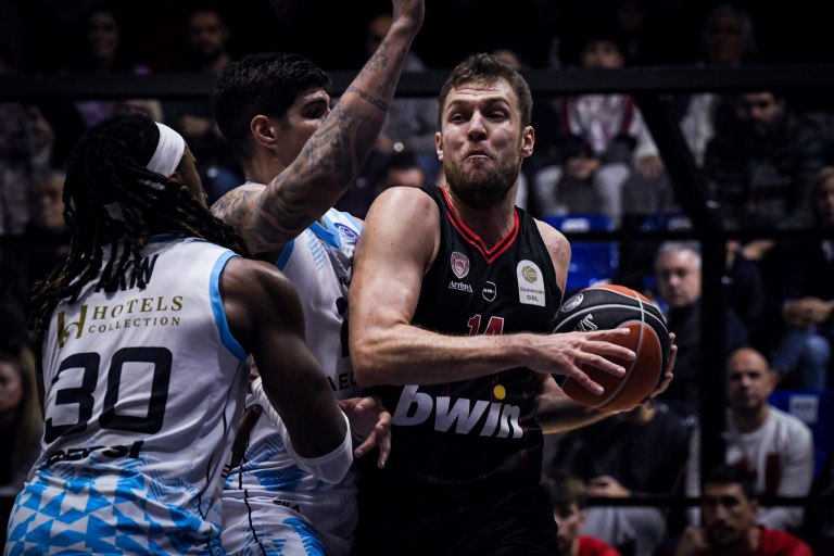 Άναψαν τα αίματα στο Κολοσσός – Ολυμπιακός: Χοντρό επεισόδιο με Βεζένκοφ και Πετρόπουλο! (vid)