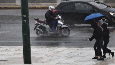 Άνοιξαν οι ουρανοί στην Αθήνα – Έφτασε η κακοκαιρία Kristin