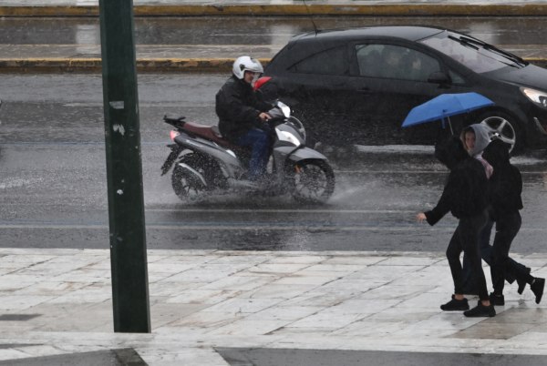Άνοιξαν οι ουρανοί στην Αθήνα – Έφτασε η κακοκαιρία Kristin