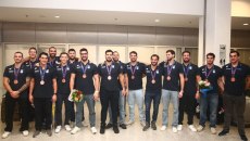 Επέστρεψε στην Ελλάδα με το χάλκινο μετάλλιο η Εθνική πόλο (pics)