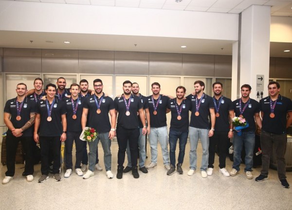 Επέστρεψε στην Ελλάδα με το χάλκινο μετάλλιο η Εθνική πόλο (pics)