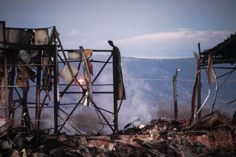 Έκρηξη στα Τρίκαλα: Ερευνούν τις άδειες του εργοστασίου Βιολάντα – Η διαρροή προπανίου και το αδήλωτο υπόγειο