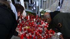 Πλήθος κόσμου στην Τούμπα, τιμά τους αδικοχαμένους οπαδούς του ΠΑΟΚ (pics)