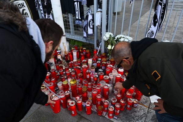 Πλήθος κόσμου στην Τούμπα, τιμά τους αδικοχαμένους οπαδούς του ΠΑΟΚ (pics)