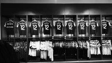 Συγκίνηση στην Τούμπα: Κρεμάστηκαν στη μπουτίκ οκτώ φανέλες για τους αδικοχαμένους οπαδούς (vid, pics)