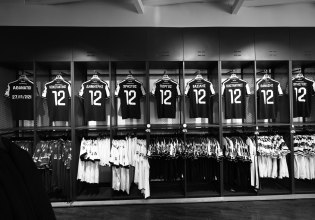 Συγκίνηση στην Τούμπα: Κρεμάστηκαν στη μπουτίκ οκτώ φανέλες για τους αδικοχαμένους οπαδούς (vid, pics)