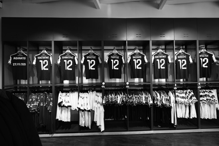 Συγκίνηση στην Τούμπα: Κρεμάστηκαν στη μπουτίκ οκτώ φανέλες για τους αδικοχαμένους οπαδούς (vid, pics)