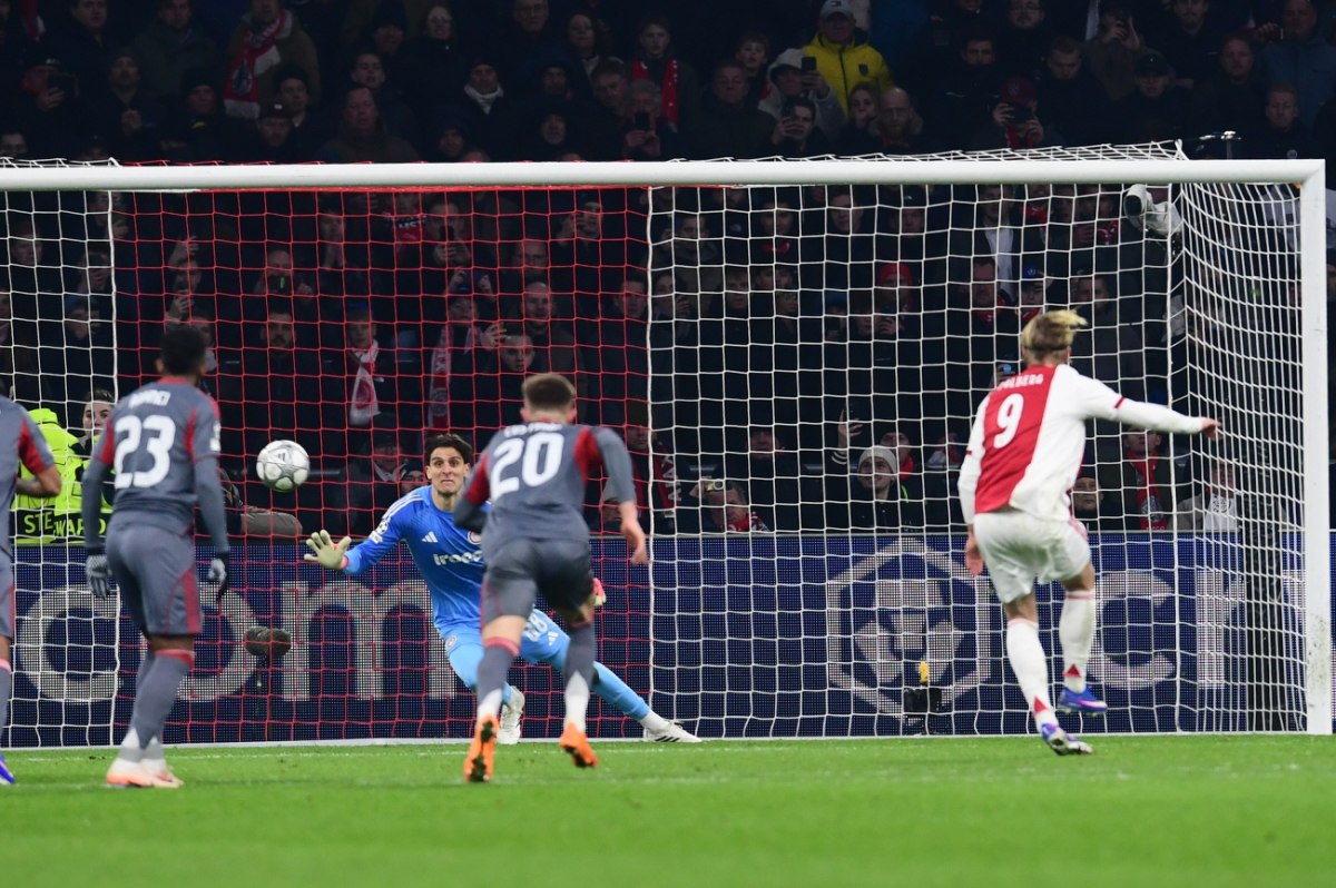 Ισοφάρισε ο Άγιαξ, με πέναλτι που δόθηκε μετά από παρέμβαση του VAR (1-1, vids)