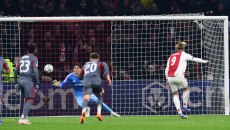 Ισοφάρισε ο Άγιαξ, με πέναλτι που δόθηκε μετά από παρέμβαση του VAR (1-1, vids)