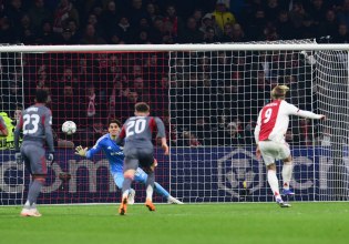 Ισοφάρισε ο Άγιαξ, με πέναλτι που δόθηκε μετά από παρέμβαση του VAR (1-1, vids)