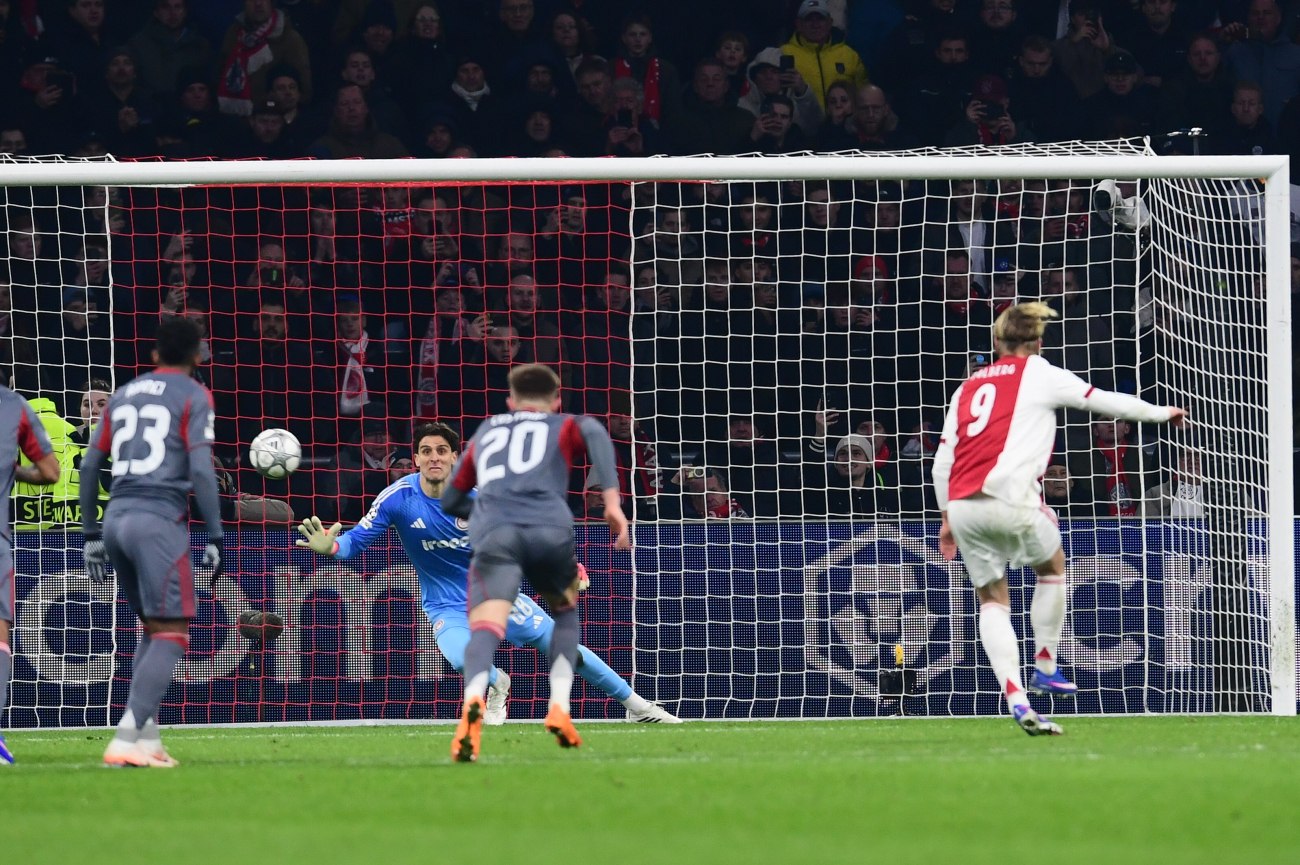 Ισοφάρισε ο Άγιαξ, με πέναλτι που δόθηκε μετά από παρέμβαση του VAR (1-1, vids)