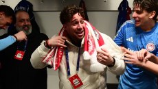 Ολυμπιακός: Έτσι πανηγύρισαν οι ερυθρόλευκοι τη σπουδαία πρόκριση –  Στα αποδυτήρια και ο Κωστούλας! (vid)