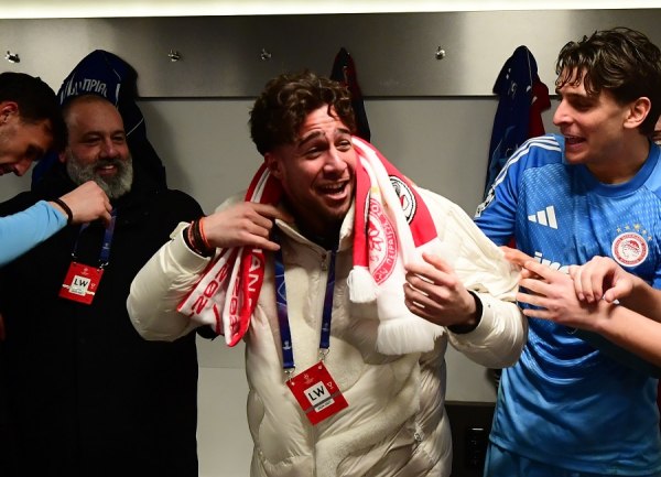 Ολυμπιακός: Έτσι πανηγύρισαν οι ερυθρόλευκοι τη σπουδαία πρόκριση –  Στα αποδυτήρια και ο Κωστούλας! (vid)