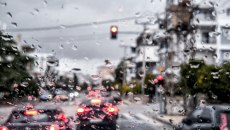 Ξεπέρασαν τα 110 χλμ την ώρα οι ριπές ανέμου – Έρχονται βροχές και καταιγίδες το Σάββατο