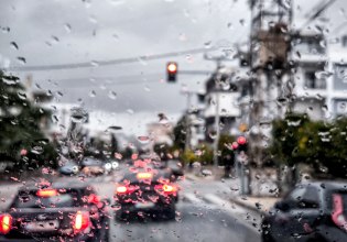 Ξεπέρασαν τα 110 χλμ την ώρα οι ριπές ανέμου – Έρχονται βροχές και καταιγίδες το Σάββατο