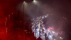 Στην Τούμπα οι σοροί των επτά οπαδών του ΠΑΟΚ – «Αδέλφια ζείτε εσείς μας οδηγείτε»