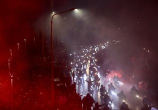 Στην Τούμπα οι σοροί των επτά οπαδών του ΠΑΟΚ – «Αδέλφια ζείτε εσείς μας οδηγείτε»