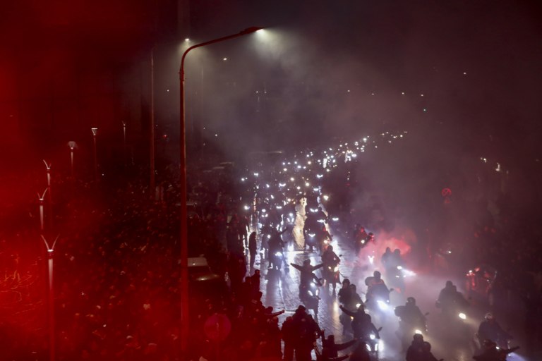 Στην Τούμπα οι σοροί των επτά οπαδών του ΠΑΟΚ – «Αδέλφια ζείτε εσείς μας οδηγείτε»