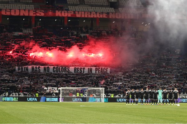 Συγκλονιστικές στιγμές στο «Groupama Stadium»: Οι Γάλλοι τίμησαν τους οπαδούς του ΠΑΟΚ (vid, pics)