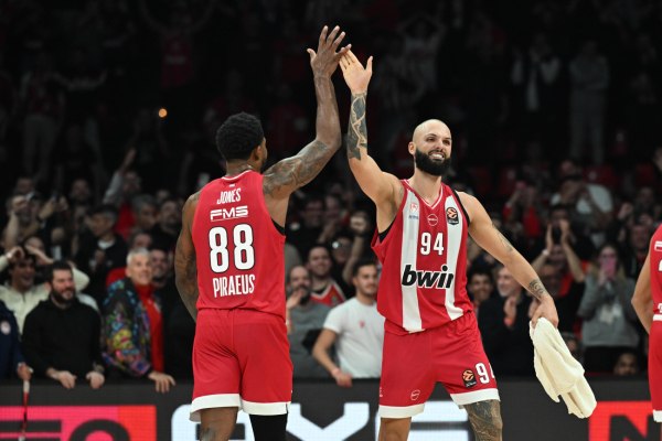 Ολυμπιακός – Μπαρτσελόνα: Ασταμάτητοι οι «ερυθρόλευκοι» με σούπερ Βεζένκοφ και Τζόουνς