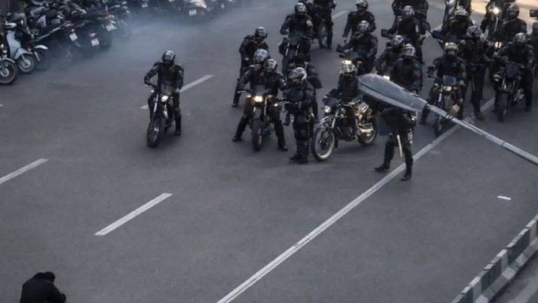 Συγκρούσεις μεταξύ διαδηλωτών και δυνάμεων ασφαλείας στο Ιράν – Ένας νεκρός κατά τη διάρκεια των κινητοποιήσεων