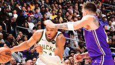 Οι Μπακς πέρασαν από το Λος Άντζελες – Σπουδαίος Αντετοκούνμπο, νίκησε Ντόντσιτς και ΛεΜπρόν (101-105, vid)