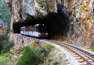 Οδοντωτός: Βράχος έπεσε στη γραμμή και χτύπησε συρμό του