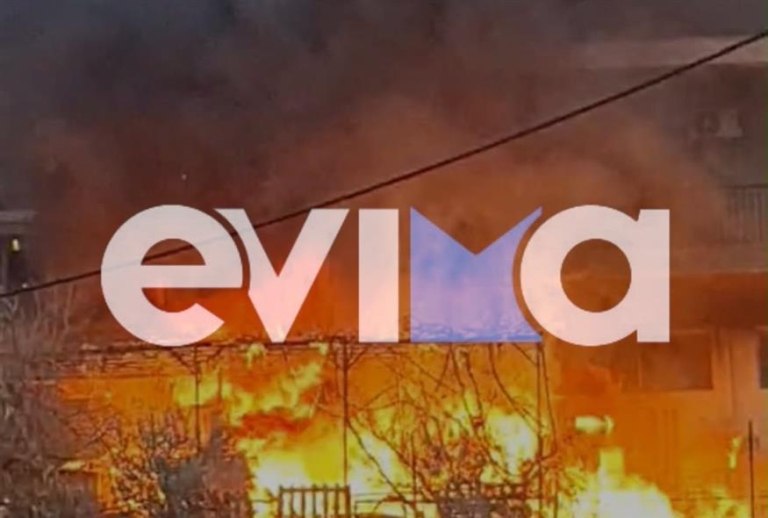 Μεγάλη φωτιά σε σπίτι στη Χαλκίδα – Στο νοσοκομείο δύο άτομα – Διασωληνώθηκε το ένα