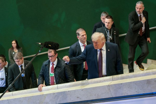 «Πυρ και μανία» ο Τραμπ κατά των New York Times μετά τη δημοσίευση δυσμενούς δημοσκόπησης – «Εγκληματική ενέργεια»