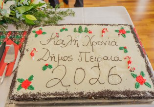 Σε εορταστικό κλίμα και με ανταλλαγή ευχών για τη νέα χρονιά η κοπή της Βασιλόπιτας στον Δήμο Πειραιά