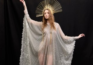 Specula Mundi: Ο Maison Valentino στο Παρίσι μας θύμισε γιατί η μόδα είναι ο καθρέφτης της επιθυμίας στον σύγχρονο κόσμο