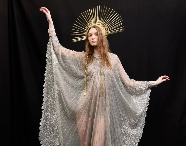 Specula Mundi: Ο Maison Valentino στο Παρίσι μας θύμισε γιατί η μόδα είναι ο καθρέφτης της επιθυμίας στον σύγχρονο κόσμο