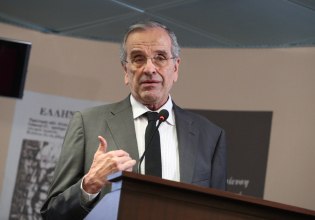 Με αιχμές για το «επιτελικό κράτος» Μητσοτάκη η ομιλία Σαμαρά για τον Σήφη Βαλυνάκη