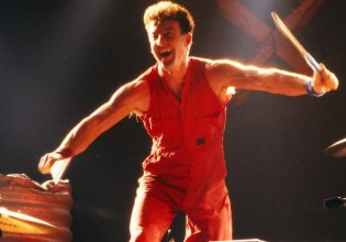 «Απελευθερώθηκε από τον πόνο»: Πέθανε ο Ρομπ Χιρστ, συνιδρυτής και ντράμερ των Midnight Oil